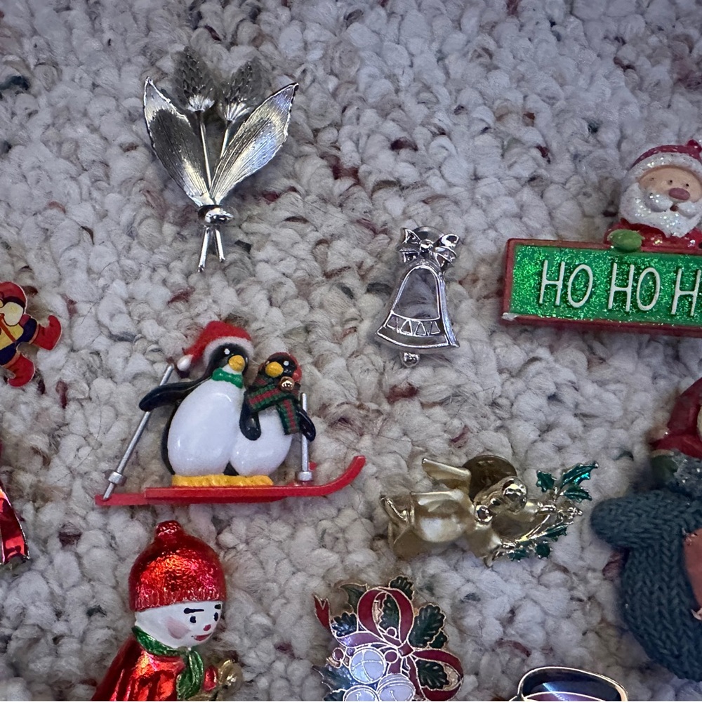 Vintage Holiday Brooch Lot - Picture 4 of 5